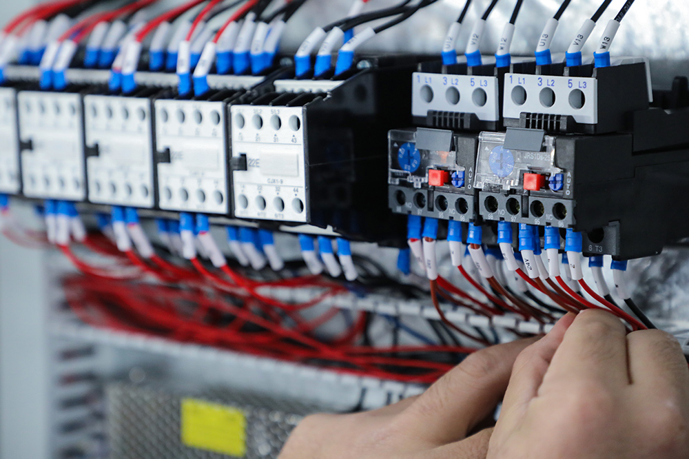 常用的萬能式斷路器的結(jié)構(gòu)、區(qū)別和工作原理